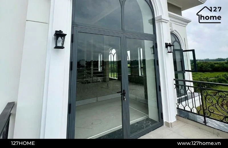 Mẫu đèn tường trang trí ban công tại 127 HOME