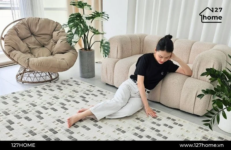 Đèn tường phối với thảm trang trí