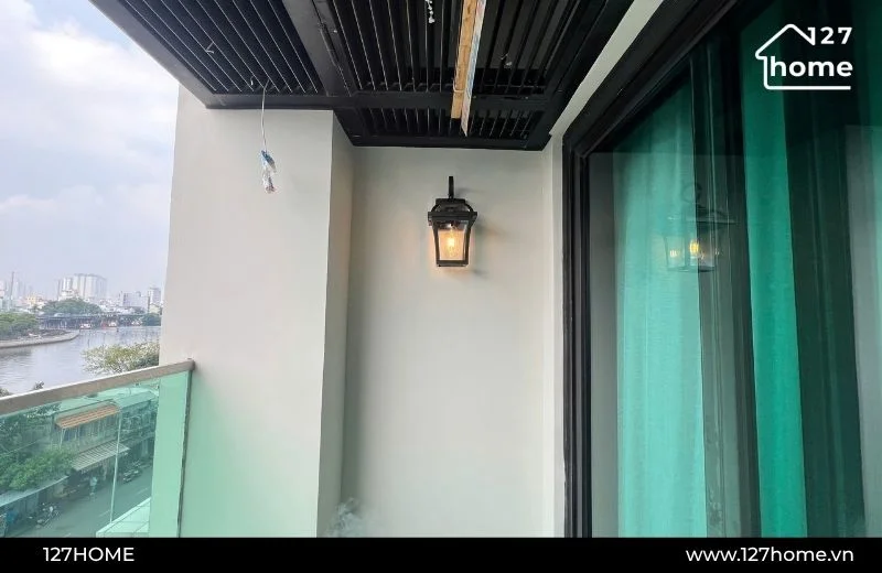 Ứng dụng đèn tường ngoài trời cho khu vực ban công
