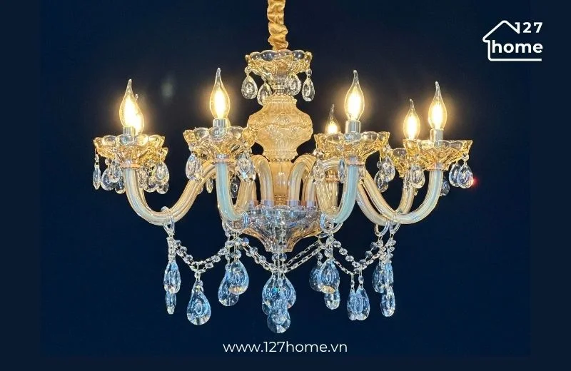 Các mẫu đèn chùm phòng thờ thường mang phong cách cổ điển hoặc tân cổ điển