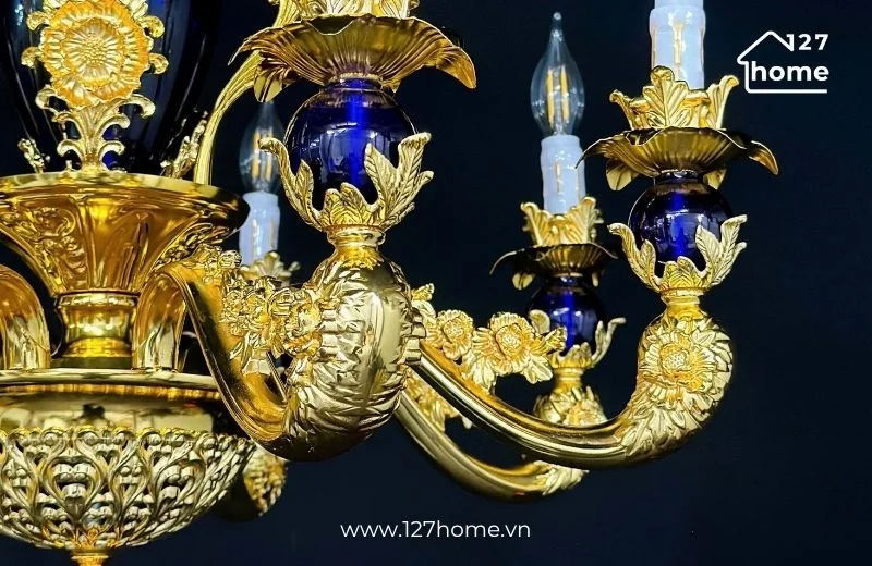 Đèn chùm cổ điển với hoa văn cầu kỳ