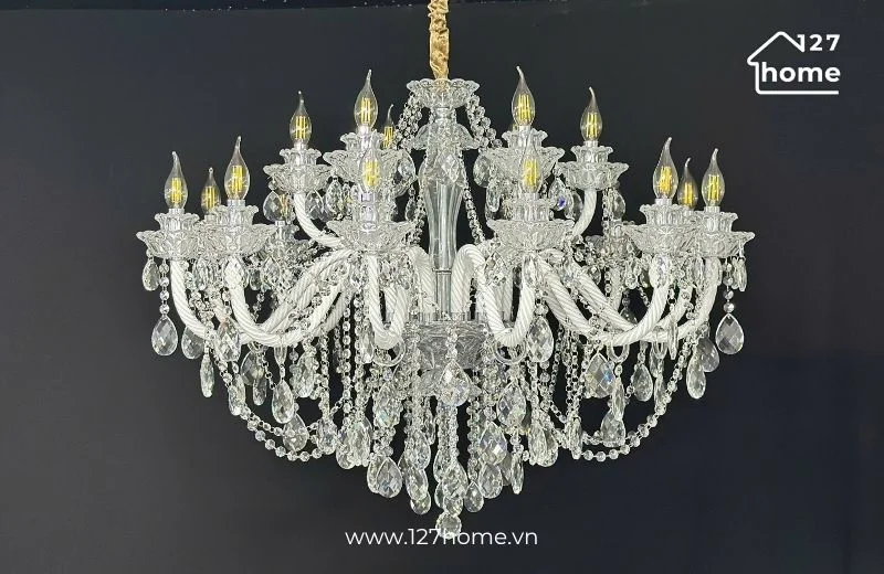 Đèn chùm nến mô phỏng những chân nến truyền thống