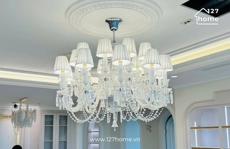 Đèn chùm pha lê tạo điểm nhấn bắt mắt, sang trọng