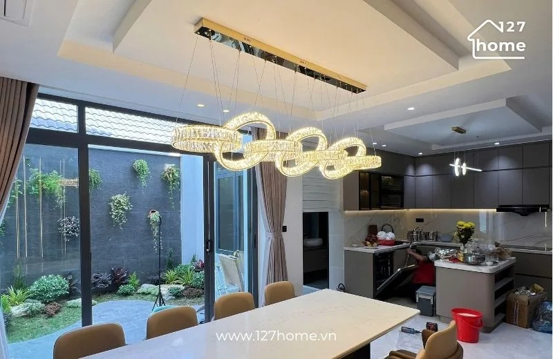 Đèn chùm phòng ăn tạo điểm nhấn rõ nét khu vực ăn uống