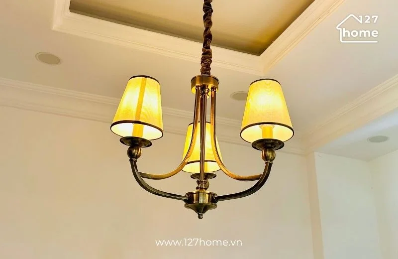 Đèn chùm tân cổ điển sẽ mang đến sự sang trọng, thanh thoát 