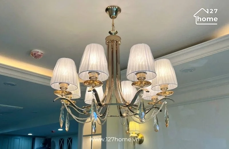 Đèn chùm thiết kế tân cổ điển khá được ưa chuộng cho không gian nhà phố hiện nay