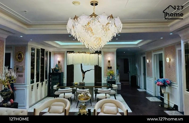 Kết hợp đèn tường thuỷ tinh với đèn trần và thảm trang trí 