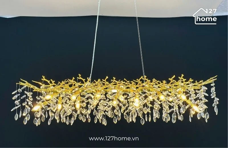 Nên lựa chọn đèn chùm có kích thước phù hợp với bàn ăn