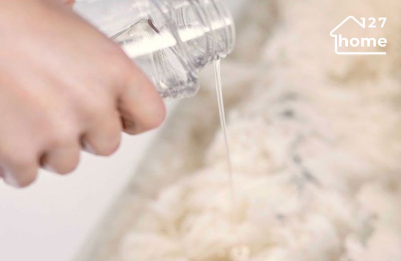 Pha dung dịch tẩy chuyên dụng vào nước lạnh