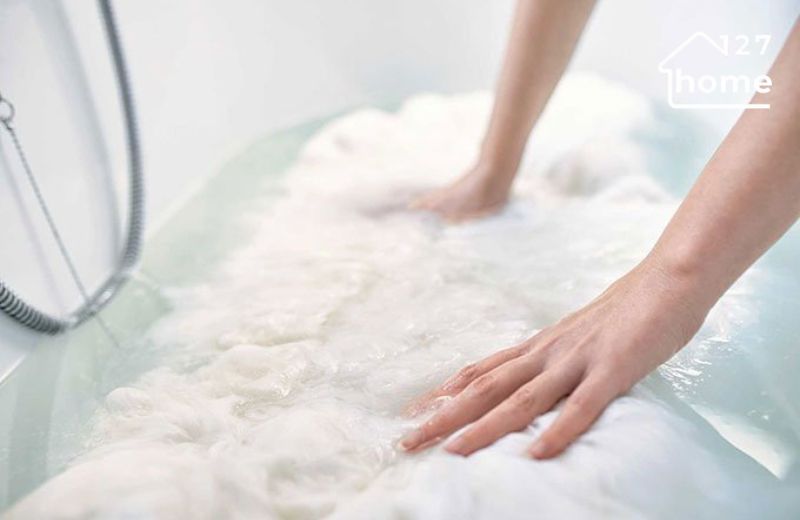 Xả lại thảm bằng nước sạch