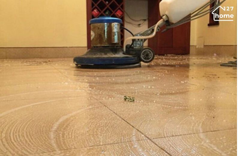 Lau sàn bằng nước lau chuyên dụng