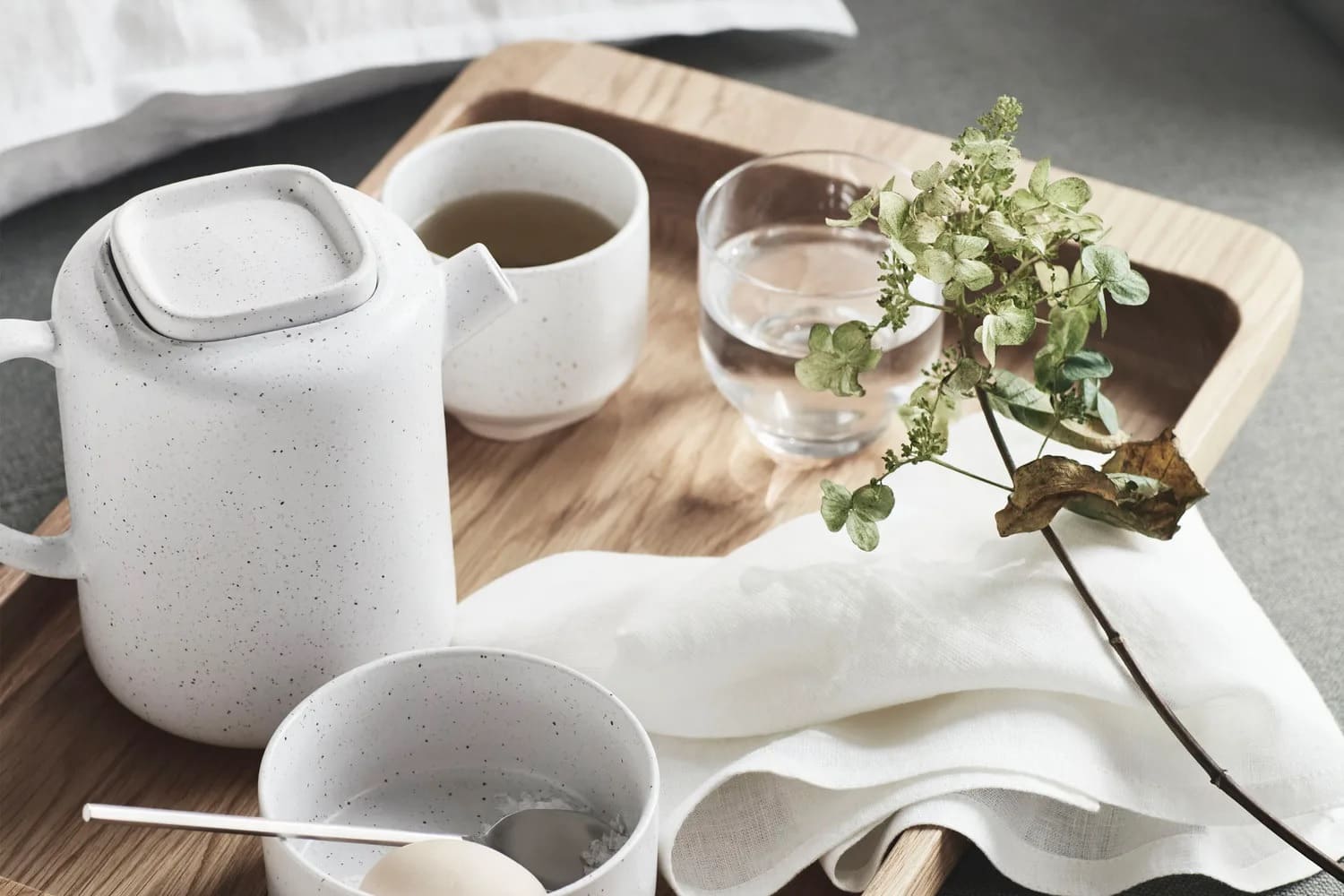 Khay trang trí không chỉ góp phần tạo nét đẹp gọn gàng mà còn tạo sự đẳng cấp