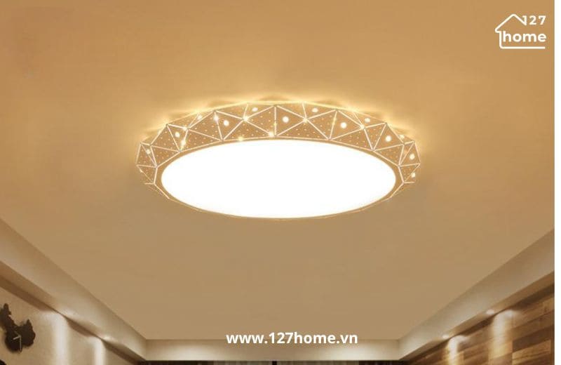 Người mệnh kim thích hợp với đèn kim loại có ánh sáng vàng kim