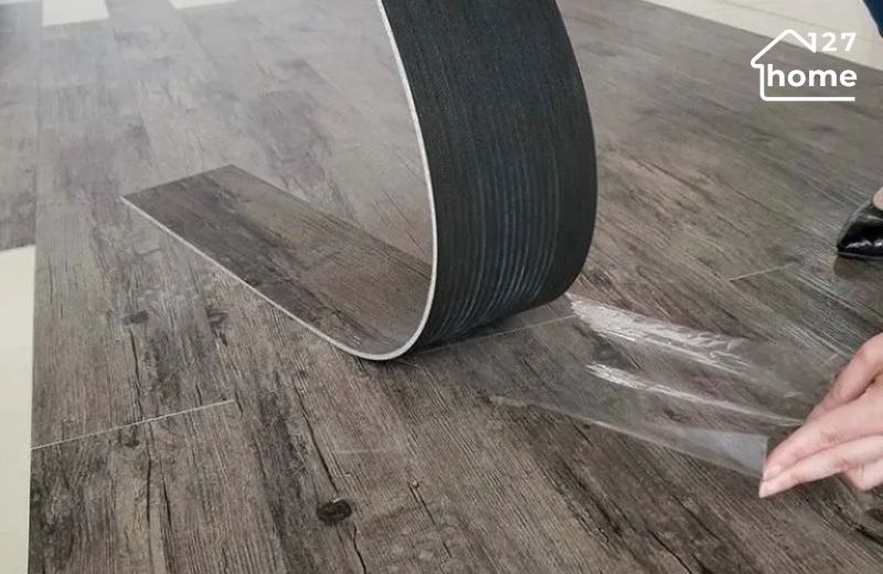 Sàn nhựa dán keo dễ thi công, tiết kiệm chi phí