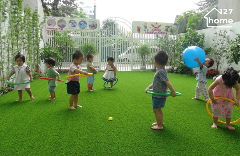 Thảm cỏ nhân tạo cho khu vui chơi trẻ em mềm mại, chống trơn trượt 