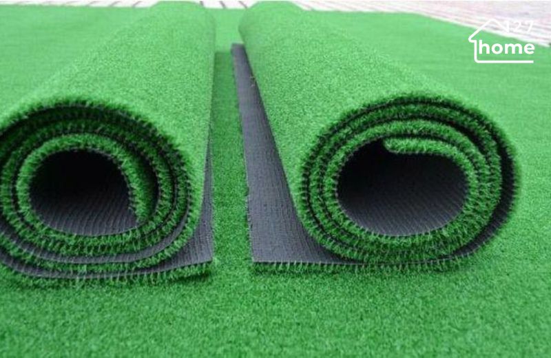 Thảm cỏ nhân tạo được làm từ sợi nhựa tổng hợp mô phỏng cỏ tự nhiên