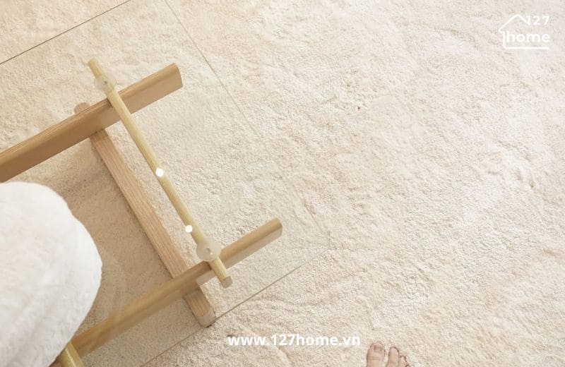 Thảm lông dài tạo cảm giác bồng bềnh, ấm áp 