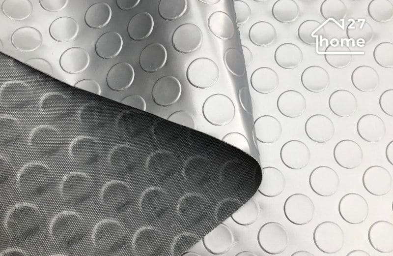 Thảm nhựa PVC có đặc tính bền bỉ, chống cháy và chịu lực tốt