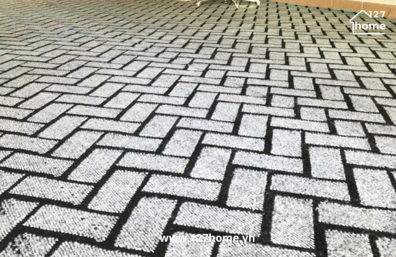 Thảm nỉ mềm, nhẹ và giá thành rẻ được sử dụng phổ biến
