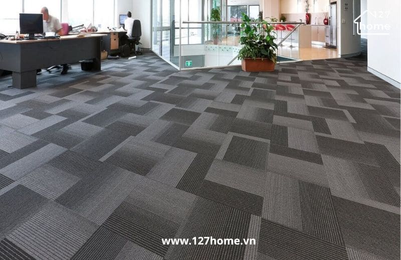 Thảm trải sàn khổ lớn bao phủ toàn bộ không gian làm việc 