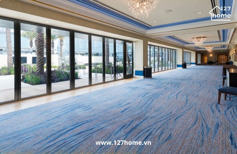 Thảm trải sàn khổ lớn giúp không gian trở nên sang trọng, đẳng cấp hơn 