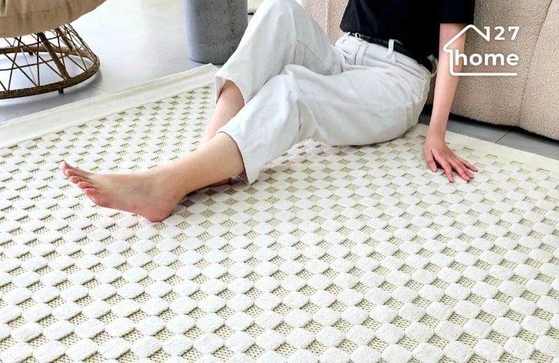 Thảm trải sàn phòng khách giúp hạn chế bụi bẩn và ngăn ngừa vi khuẩn phát triển