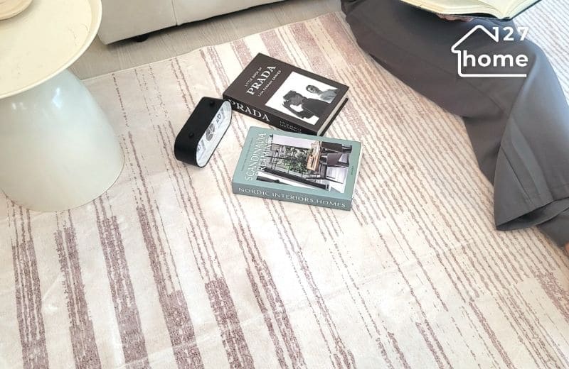 Thảm phòng ngủ hoạ tiết kẻ sọc tối giản