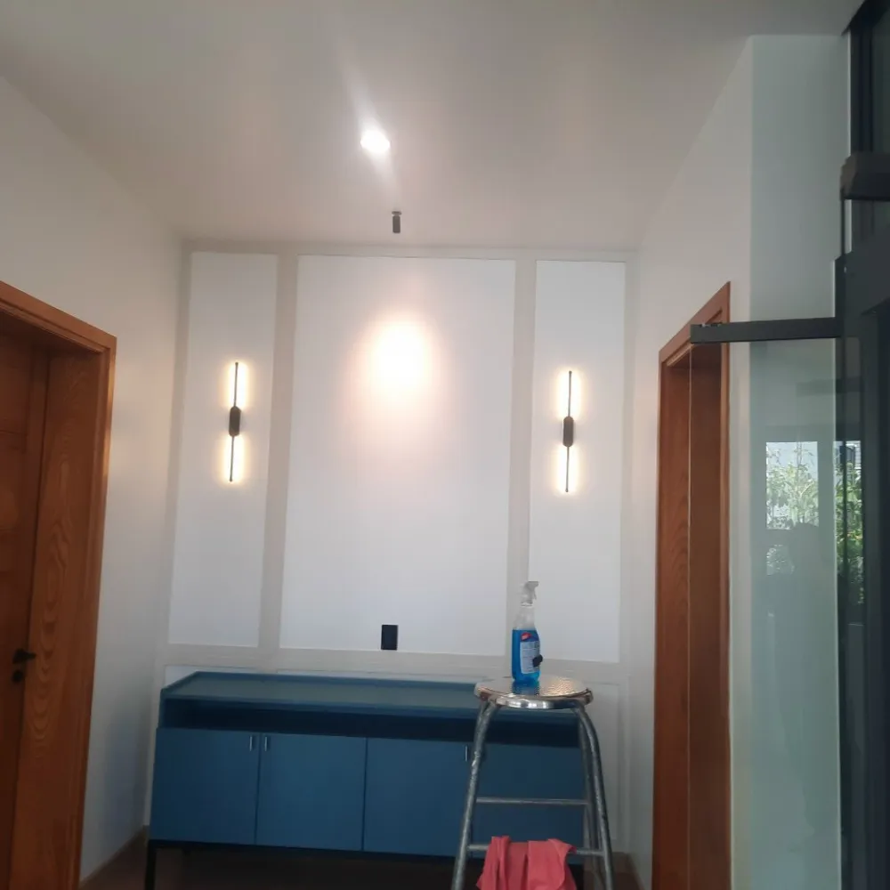 den-roi-tranh-rt5834 (3) Đèn Rọi Tranh RT5834-thiết kế đèn treo tường tối giản, ánh sáng LED dịu nhẹ, phù hợp chiếu tranh và gương.