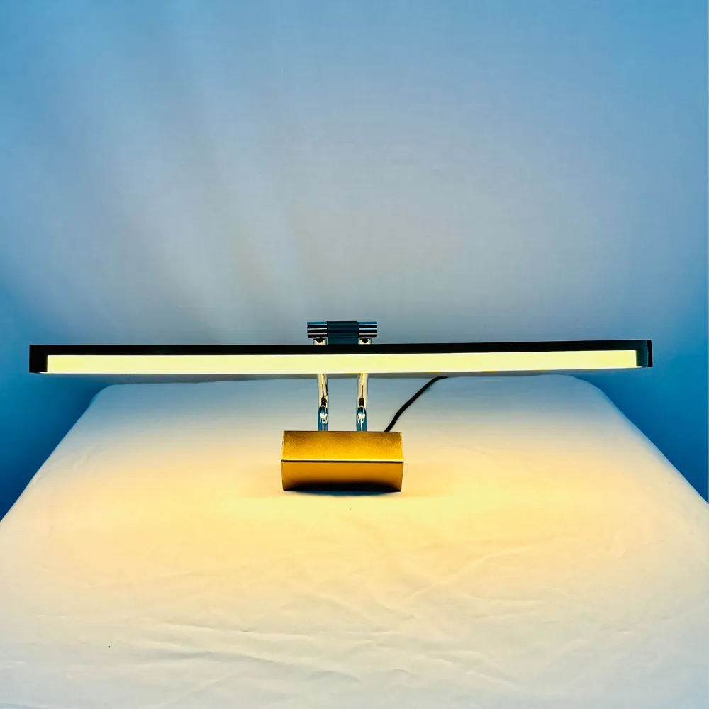 den-roi-tranh-rta118 (7) Đèn Rọi Tranh RTA118 thiết kế tinh tế, ánh sáng LED cao cấp, phù hợp chiếu tranh, gương và trang trí không gian hiện đại