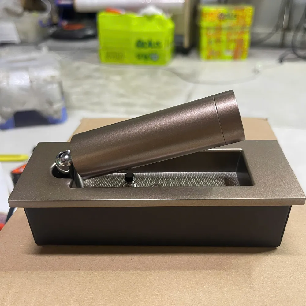 den-roi-tranh-vrt24 (3) Đèn Rọi Tranh VRT24 Hiện Đại – Đèn Chiếu Điểm Tinh Tế ánh sáng LED 3000K, phù hợp cho nội thất.