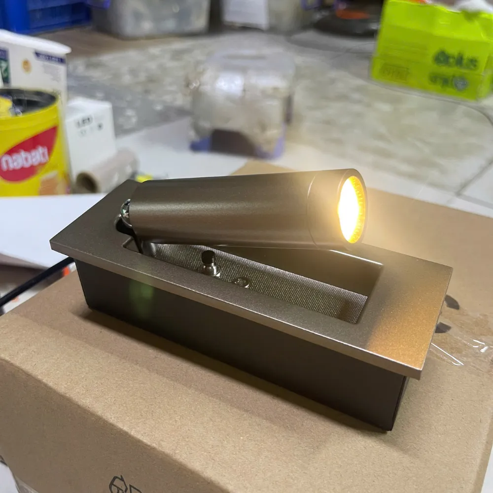 den-roi-tranh-vrt24 (6) Đèn Rọi Tranh VRT24 Hiện Đại – Đèn Chiếu Điểm Tinh Tế ánh sáng LED 3000K, phù hợp cho nội thất.